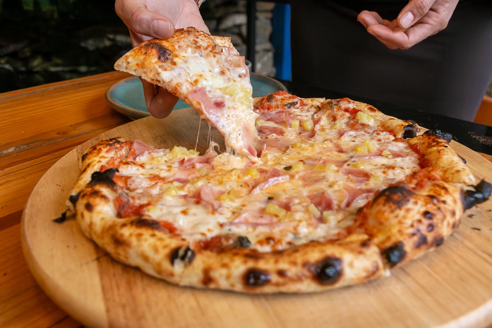 Pizza Hawaiana con mozzarella, jamón y piña asada al horno