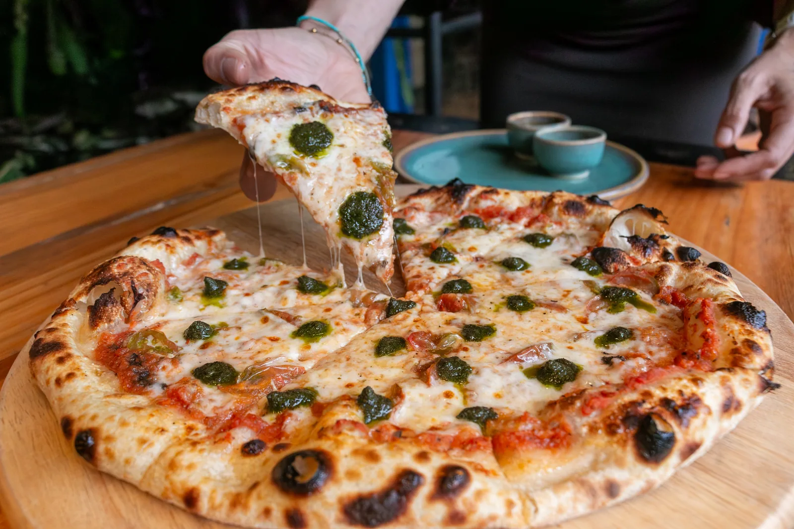 Pizza Margarita con tomate San Marzano, mozzarella fior di latte y albahaca fresca