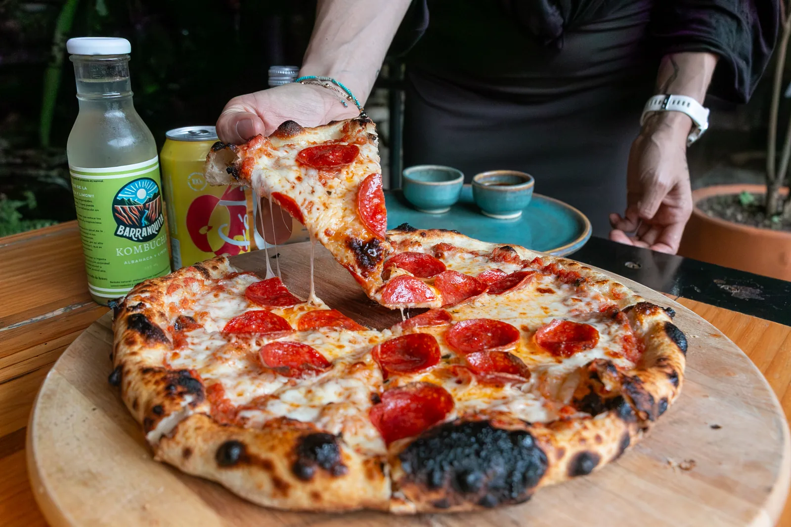 Pizza de pepperoni con mozzarella y pepperoni italiano en copas de aceite