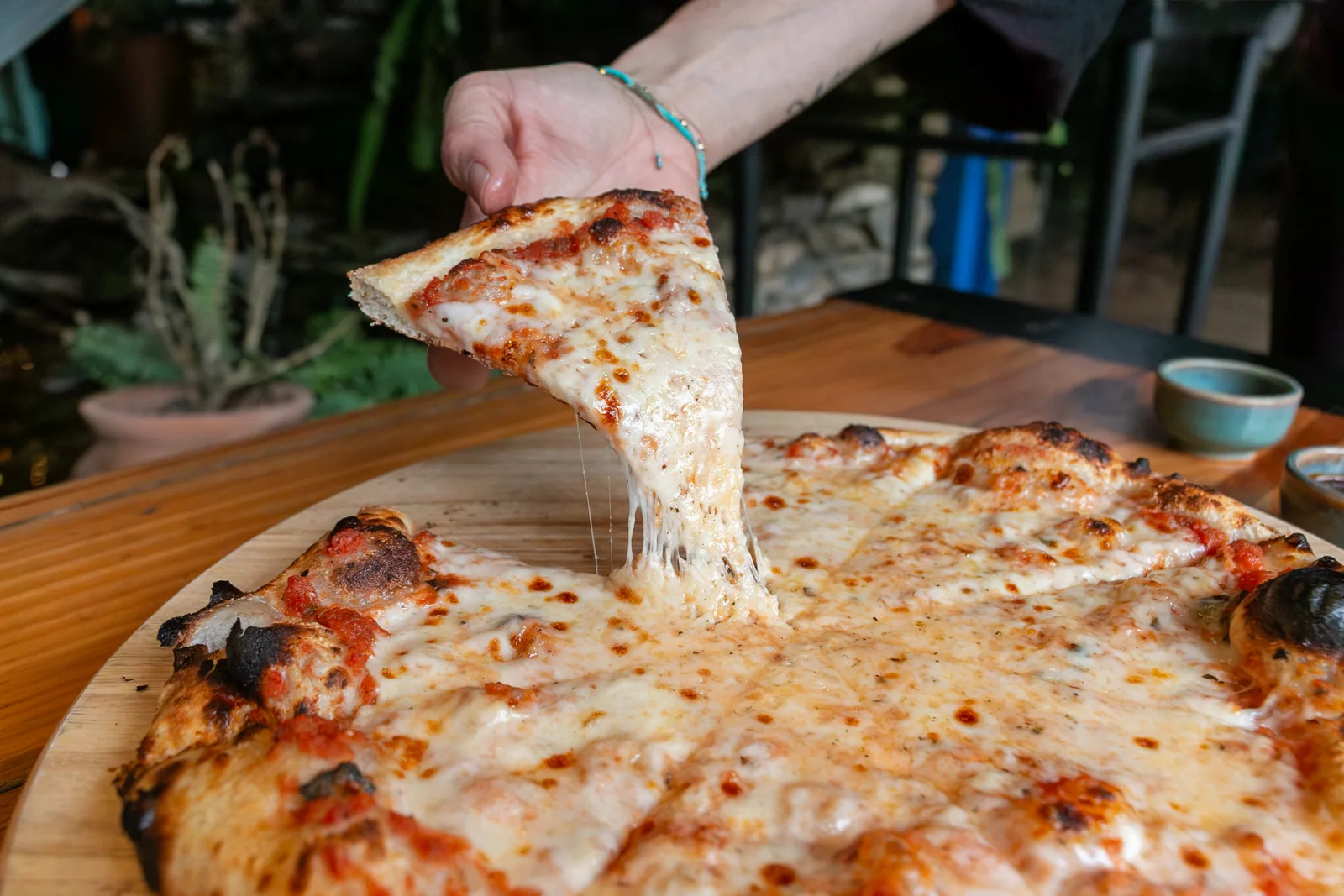 Pizza de queso con triple cobertura de mozzarella sobre tomate San Marzano